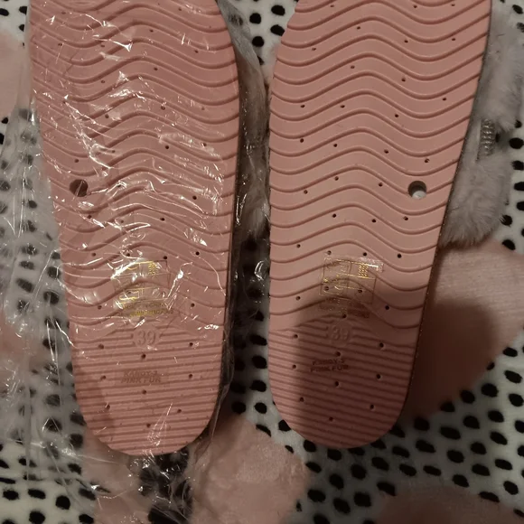 ANNA bling ✨️ fuzzy slippers. Absolutely gorgeous ❤️ Brand new. Size 8 - Picture 4 of 4